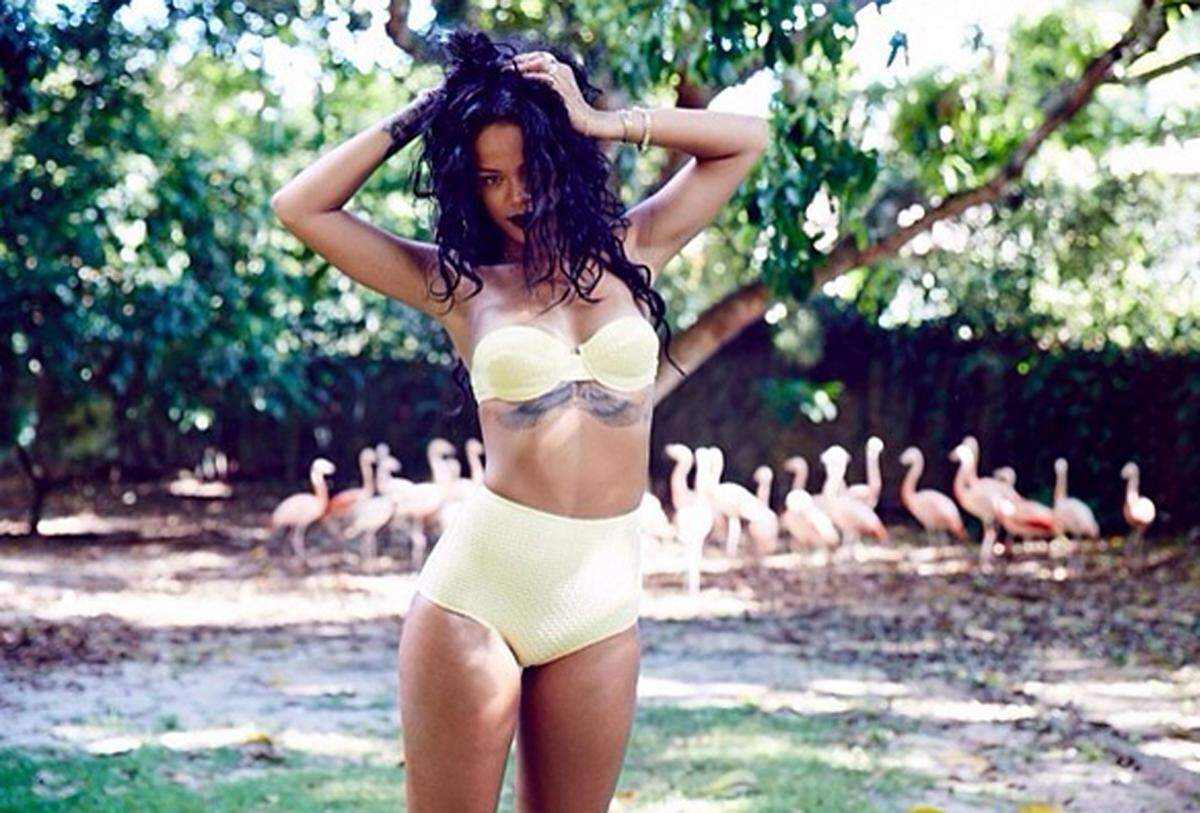 Rihanna  versucht sich ebenfalls am Retro-Bikinitrend.