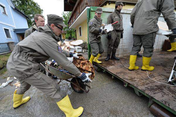 Bei den Aufräumarbeiten ist auch das österreichische Bundesheer im Einsatz.