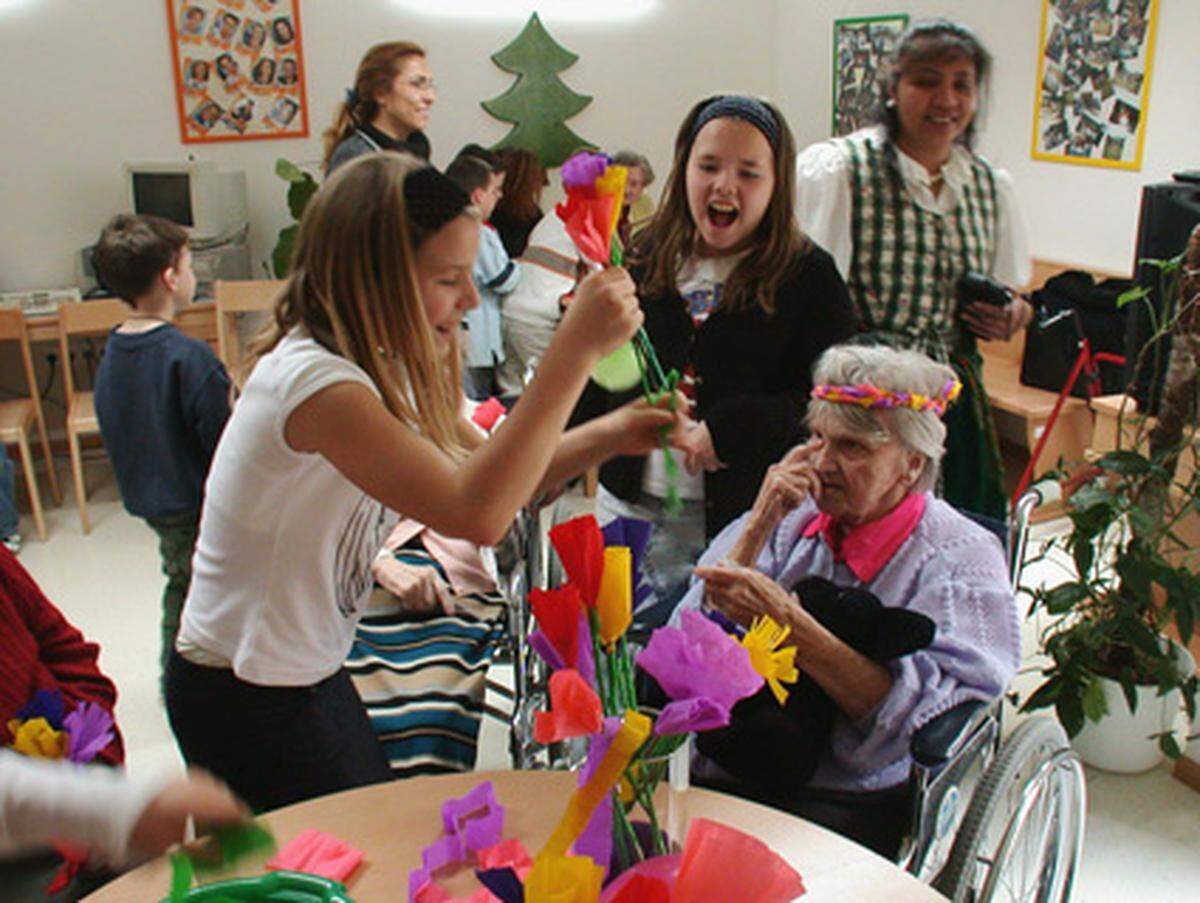 Kinder und alte Menschen haben einander viel zu geben - das ist das Motto hinter dem "Granny Kids"-Kindergarten in der Jagdschloßgasse in Wien. Dort werden seit neun Jahren Senioren aus dem Geriatriezentrum am Wienerwald in den Kindergarten-Tagesablauf eingebunden und umgekehrt. Alte Menschen spielen mit den Kindern und werden so wieder aktiver. Die Kinder lernen im Gegenzug das Zusammenleben der Generationen kennen.