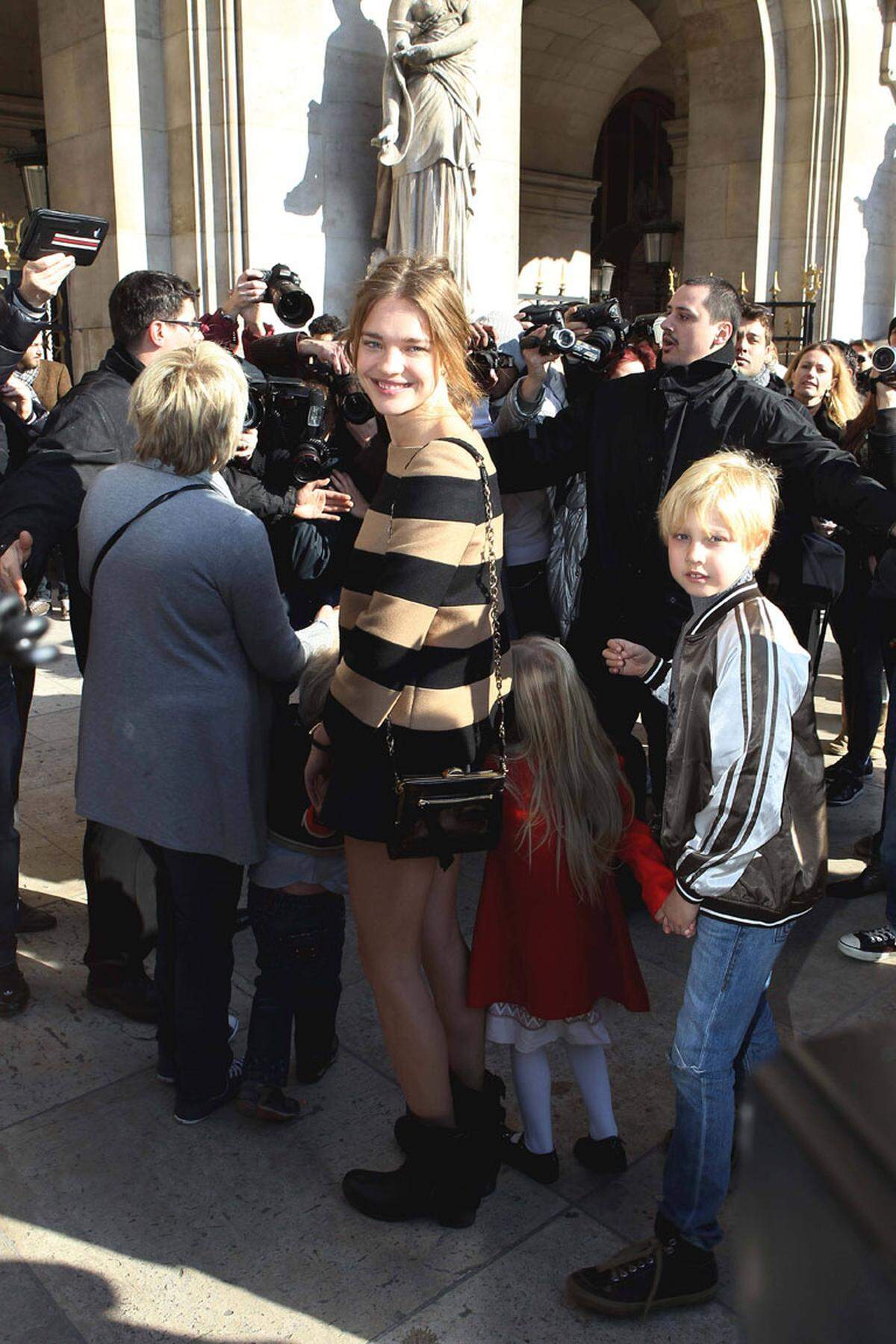 Topmodel Natalia Vodianova erschien zur Show von Stella McCartney mit ihren drei Kindern Lucas, Neva und Viktor.