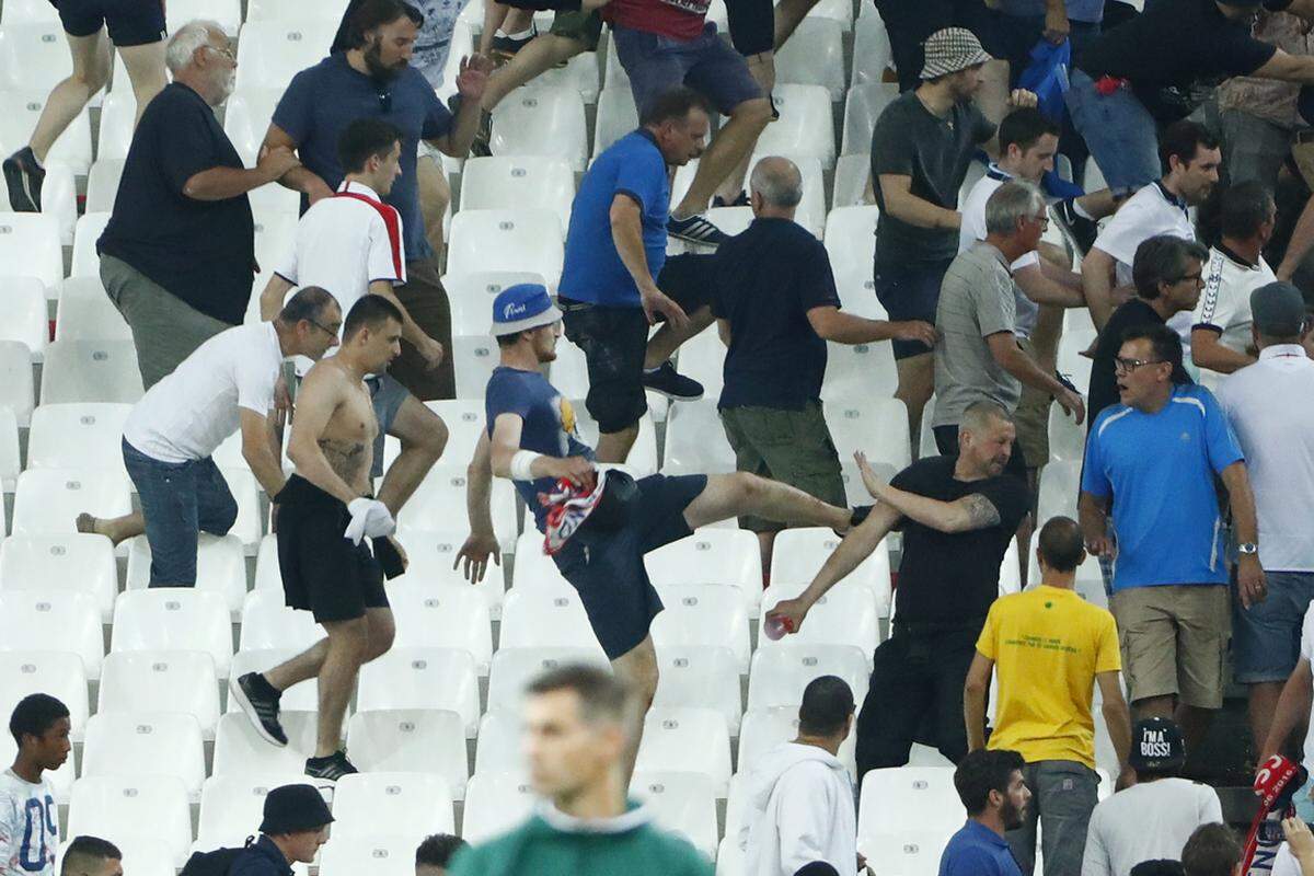 Die UEFA hat Ermittlungen angekündigt. Russlands Fußball-Verband (RFS) rechnet bereits mit Konsequenzen.