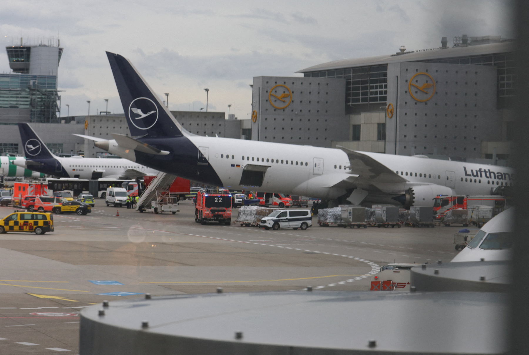 Lufthansa Dreamliner's Nose Gear Collapses at Frankfurt Airport, Cancels LA Flight