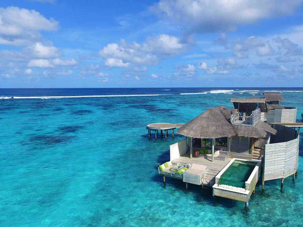 Eine Vasservilla mit Infinity-Pool bietet das Resort auf dem Laamu-Atoll.
