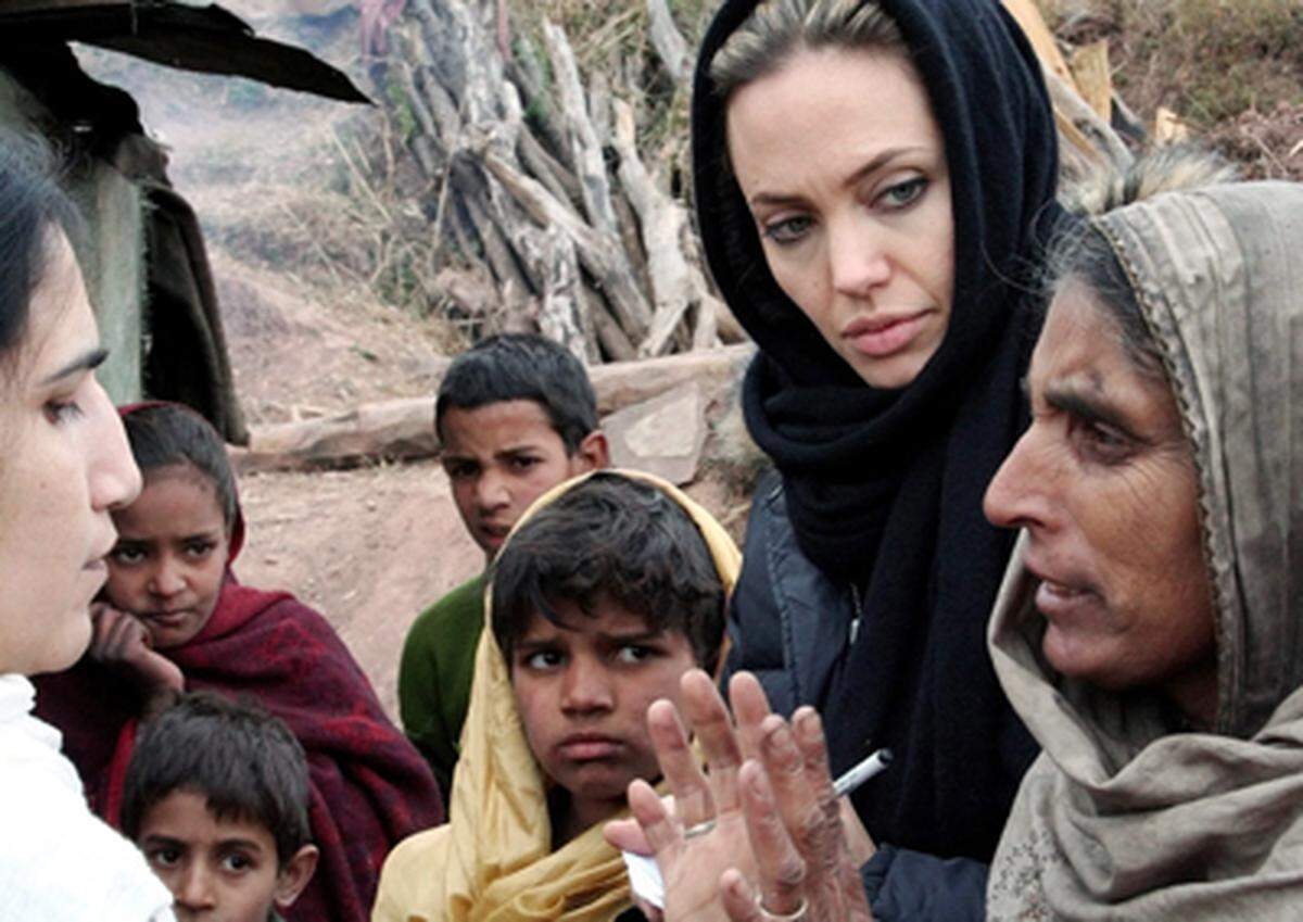 Seitdem sie durch die Dreharbeiten zu „Lara Croft: Tomb Raider“ nach Kambodscha kam, ist ihr soziales Engagement nicht mehr zu halten. Angelina Jolie unterstützt weltweit humanitäre Projekte vor Ort.