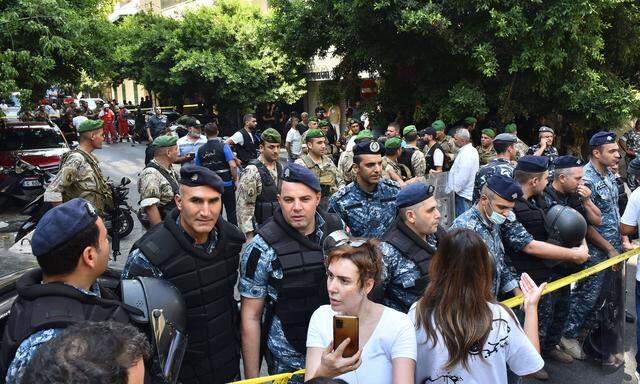 Libanesische Sicherheitskräfte sperrten nach Überfall Bank in Beirut ab. Geiselnehmer wollte Geld vom eigenen Konto. 