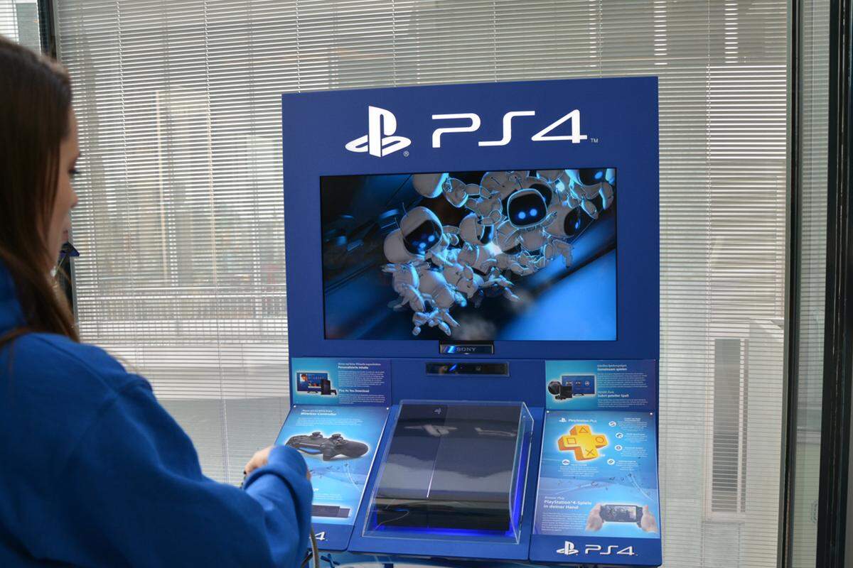 Sony liefert jede PS4 mit dem Spiel "The Playroom" aus, das vornehmlich die "Augmented Reality"-Fähigkeiten der Konsole demonstrieren soll. Für das spiel wird die optional erhältliche Kamera benötigt. Der Spaß ist enden wollend: kleine Robo-Figuren reagieren auf Bewegungen des Spielers. Hier sind sie quasi im Kontroller eingeschlossen und werden durch Bewegung desselben hin und her geschleudert.