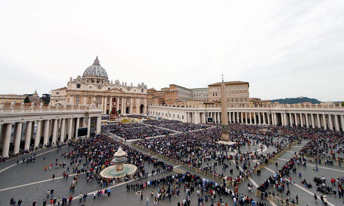 Vor Zehntausenden Gläubigen und Touristen hat am Sonntag die Ostermesse mit Papst Franziskus auf dem Petersplatz in Rom begonnen.