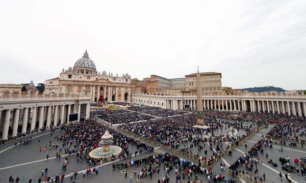 Vor Zehntausenden Gläubigen und Touristen hat am Sonntag die Ostermesse mit Papst Franziskus auf dem Petersplatz in Rom begonnen.