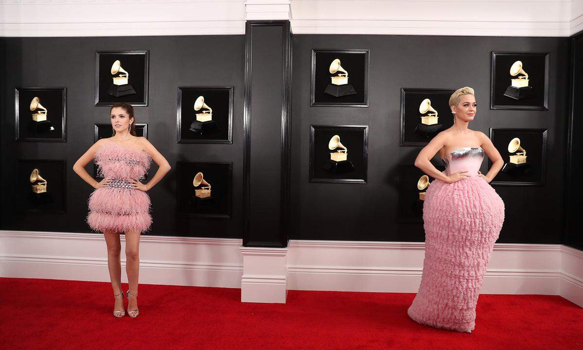 Noch zwei zuckerlroserne Bonbons haben sich auf den roten Teppich verirrt: Anna Kendrick in einer flauschigen Mini-Robe von Ralph und Russo und Katy Perry in einer Punschkrapfen-Kreation von Balmain Couture – zum Anbeißen.