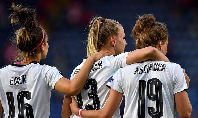 Die ÖFB-Teamspielerinnen Jasmin Eder, Virginia Kirchberger und Verena Aschauer