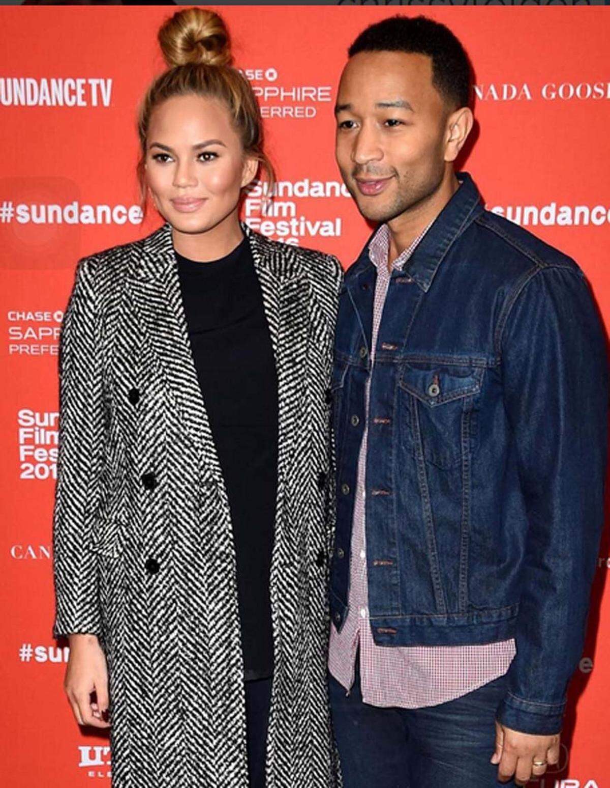 Chrissy Teigen hielt sich an der Seite von John Legend im Hahnentritt-Mantel warm.