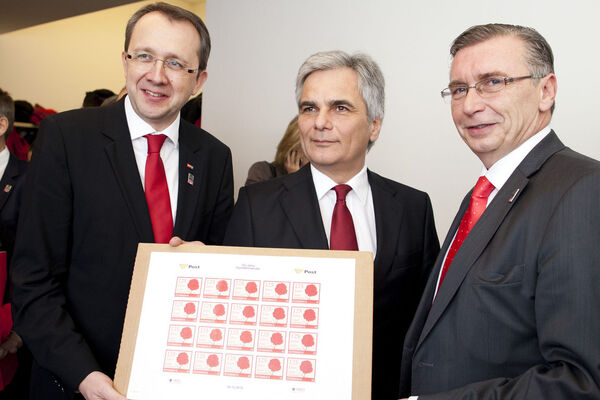 Als Gastgeber in Hainfeld fungierte der niederösterreichische SPÖ-Chef Matthias Stadler, links auf dem Foto. Unter Bezugnahme auf den Tagungsort, das "Bethlehem der Sozialdemokratie" - so einst Karl Renner - betonte der St. Pöltener Bürgermeister, dass bei der Parteigründung der Grundstein für eine Gesinnung des solidarischen Miteinanders, der Gerechtigkeit und des Friedens gelegt worden sei.