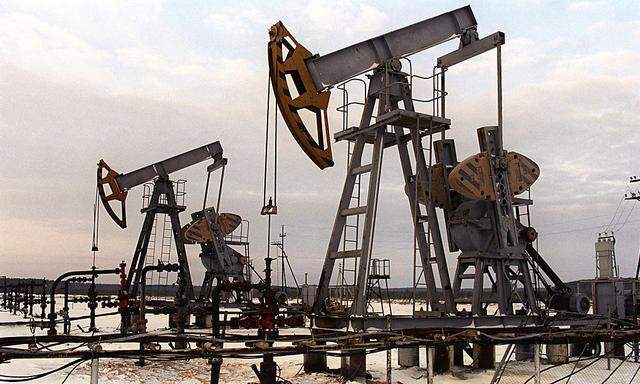 FILE RUSSIA ECONOMY OIL PRICE