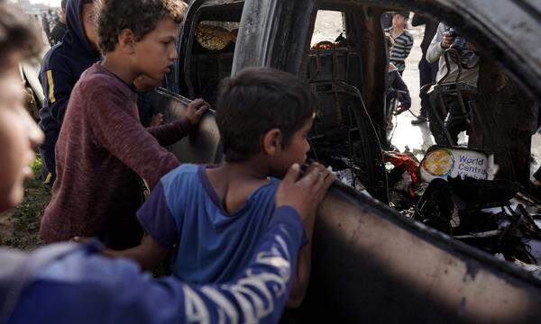 Das zerstörte Auto der Hilfsorganisation World Central Kitchen (WCK) in Gaza. 