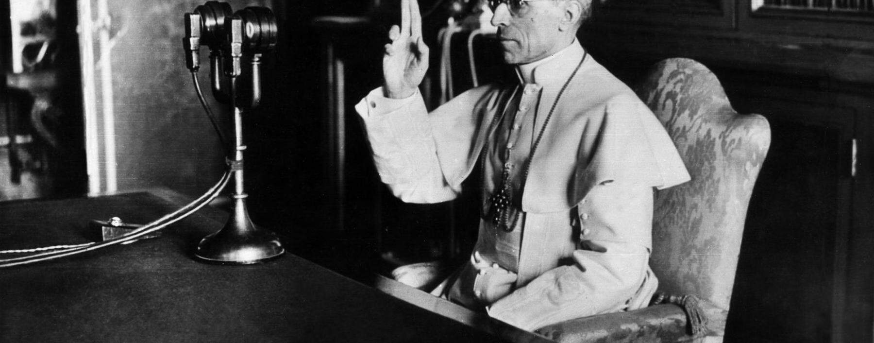 Papst Pius XII. während seiner Weihnachtsansprache über Radio Vatikan im Jahr 1942.