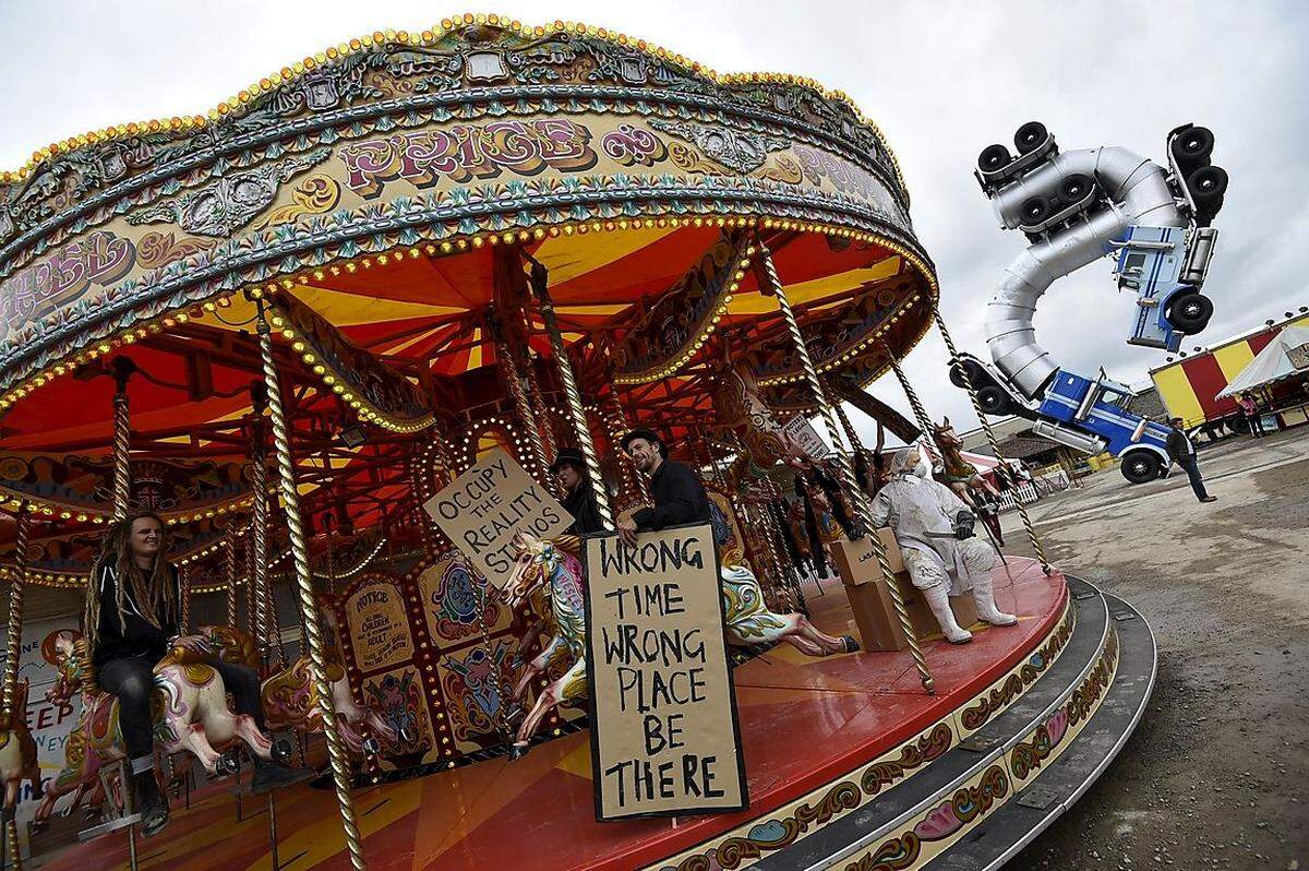 Weston-super-Mare liegt etwa 30 km südwestlich von Bristol, Banksys mutmaßlicher Heimatstadt. Das Tropicana wurde im Jahr 2000 wegen fehlenden Besucherstroms geschlossen, seitdem hat es einige erfolglose Versuche gegeben, das Areal wiederzubeleben.