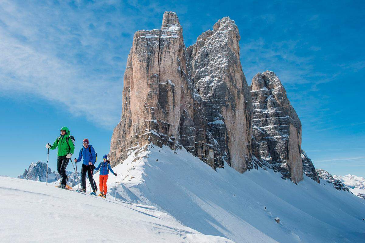 Je schöner die Kulisse, desto lohnender die Skitour, schließlich hat man beim Aufstieg Stunden Zeit, um die Landschaft zu studieren. Hier sind es die drei Zinnen in den Sextener Dolomiten. www.hochpustertal.info, www.suedtirol.info