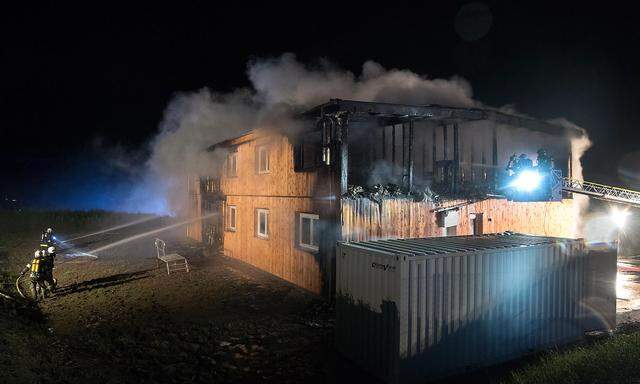 Einer der Fälle: Im Juni 2016 wurde im oberösterreichischen Altenfelden ein für Asylwerber vorgesehenes Quartier noch vor der Eröffnung in Brand gesteckt. Der Fall wurde bisher nicht geklärt.