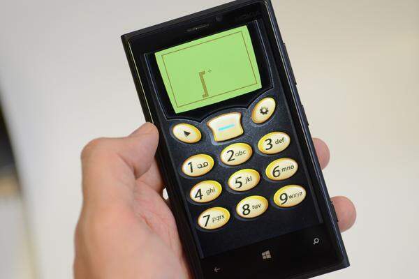 Bei den Spielen taucht ein alter Bekannter auf: Snake. Dank eingeblendeter Uralt-Nokia-Tastatur kommt damit richtig Nostalgie auf.
