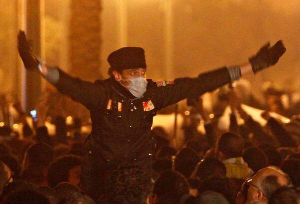 Die Menschen rufen: "Lang lebe ein freies Tunesien" und "Nieder mit Mubarak". Zudem sei bei den ägyptischen Wahlen betrogen worden, sagen die Demonstranten, die außerdem gegen die bittere Armut, Korruption, Arbeitslosigkeit und Misshandlungen durch die Polizei protestieren.