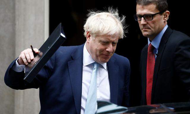 Der britische Premierminister Boris Johnson (links) nach einem Kabinettmeeting am Donnerstag.