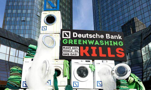 Proteste gegen das Greenwashing bei der Hauptversammlung der Deutschen Bank.  