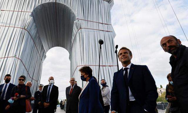 Die silberblauen Kunststoffplanen schimmerten "wie die Dächer von Paris": Präsident Emmanuel Macron bei der Einweihung. 