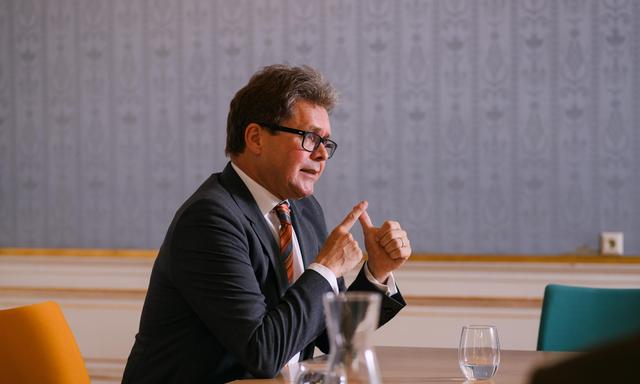 Bildungsminister Martin Polaschek (ÖVP) forciert den Quereinstieg. Dienstrechtlich aber könnte er Lehrkräfte mit älteren Sonderverträgen schlechter stellen.