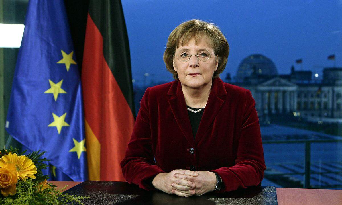 31. Dezember 2006: In ihrer Neujahrsansprache nennt Merkel die Reformpolitik ihrer Regierung unverzichtbar - darunter auch die angestrebte Rente mit 67. Im März 2007 beschließt der Bundestag die schrittweise Anhebung des Pensionsalters von 65 auf 67 Jahre.