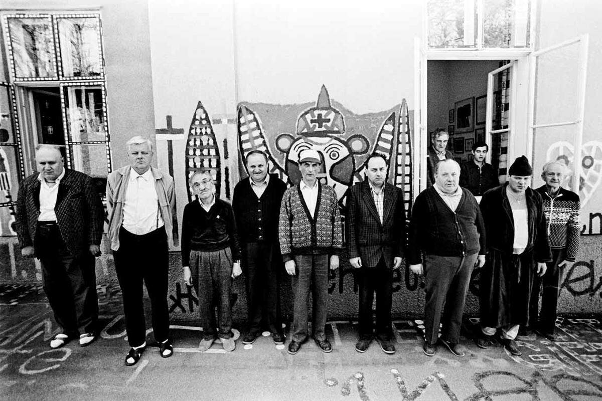 So spannen sich zwischen 1966 und heute „50 Jahre Menschenbilder“, wie die Ausstellung heißt, die ihm Danielle Spera im Jüdischen Museum am Judenplatz geschenkt hat – zu seinem gestrigen Geburtstag am 1. Dezember. Im Judentum ist Horowitz dabei nur bedingt verwurzelt. Im Bild: Die Gugginger Künstler.