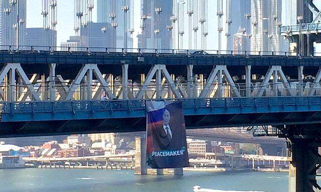 Ein Plakat von Wladimir Putin auf der Manhattan-Brücke in New York.