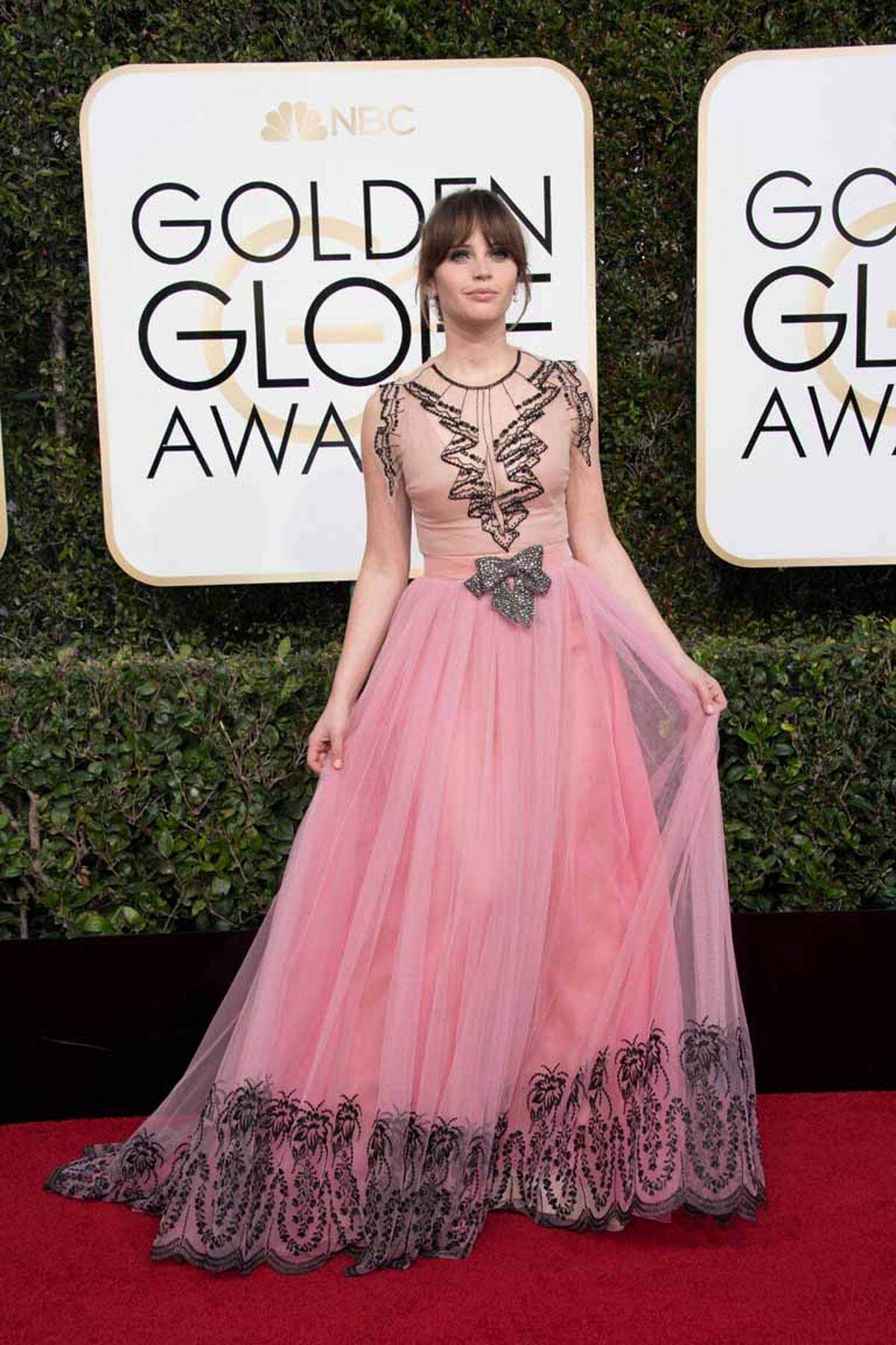 Verspielte Details und viel Rosa: Felicity Jones gehörte zu den Promi-Damen, die auf Gucci setzten.  