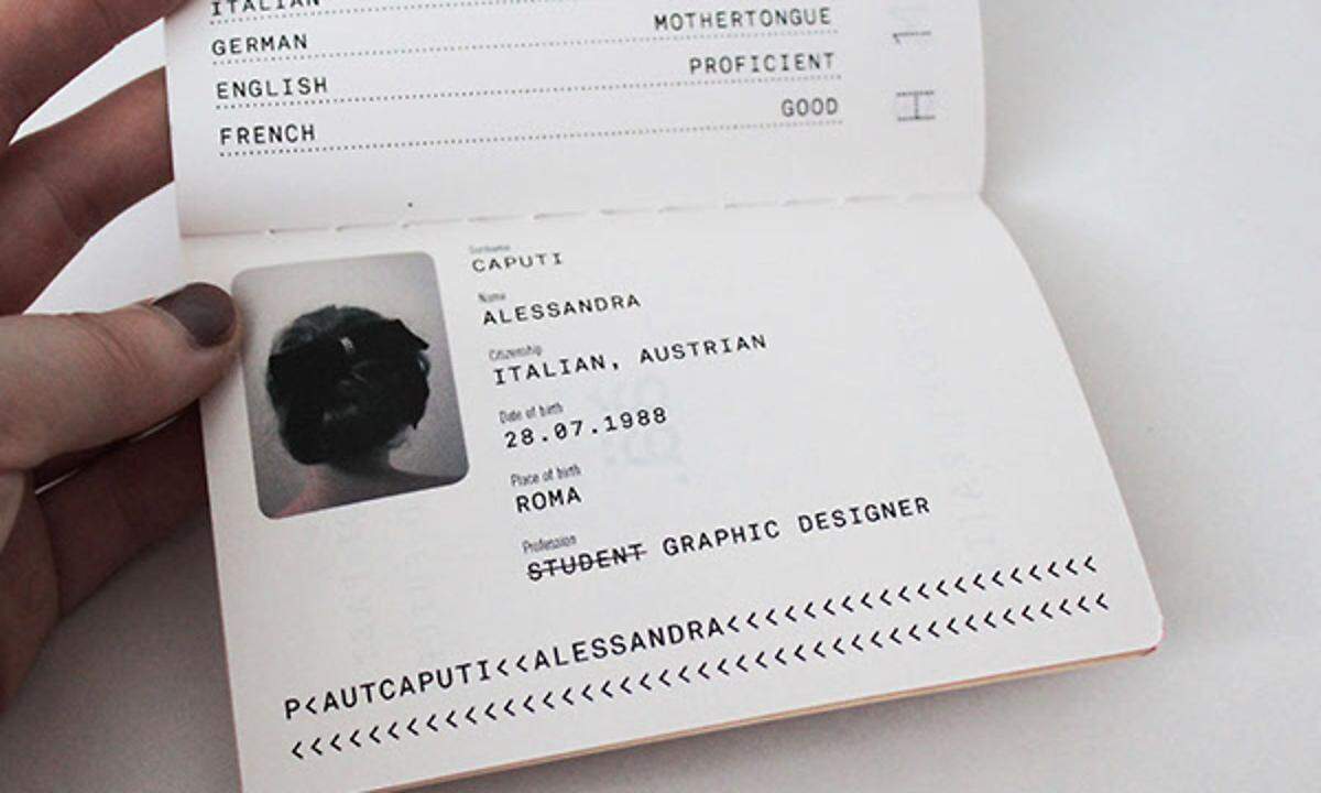 Bei der Grafikerin Alessandra Caputi kann ein maßgeschneiderter CV in der Form eines Reisepasses bestellt werden. Die persönlichen Angaben befinden sich auf der ersten Seite, die folgenden Seiten können mit vielen Joberfahrungen gefüllt werden.