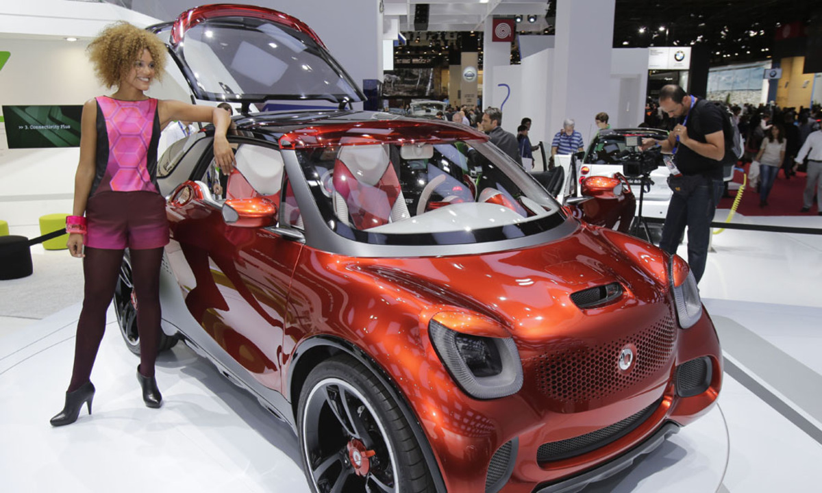 Wohl kaum für die Serie gedacht ist die Studie Forstars von Smart. In die Motorhaube ist ein Beamer integriert. Angetrieben wird das Auto von einem Elektromotor mit 80 PS, der von einer Lithium-Ionen-Batterie gespeist wird.