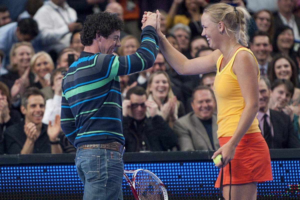 McIlroy ist aber auch ein großer Tennisfreund, kein Wunder, wenn man mit der Dänin Caroline Wozniacki liiert ist. Für sie trat er zu einem Showmatch gegen die Russin Maria Scharapowa an. Wozniacki war mit ihrem Schatz offensichtlich sehr zufrieden.