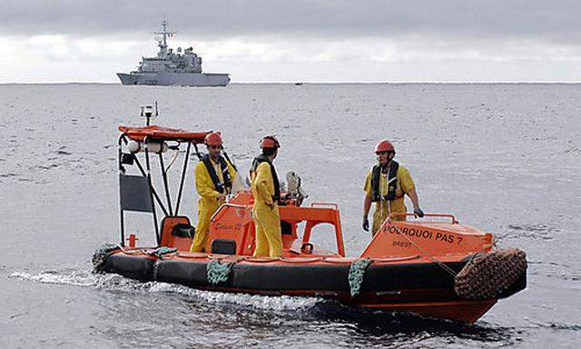 In this photo released by the French Defense Ministry on Saturday June 13,  2009,  a vessel from the 