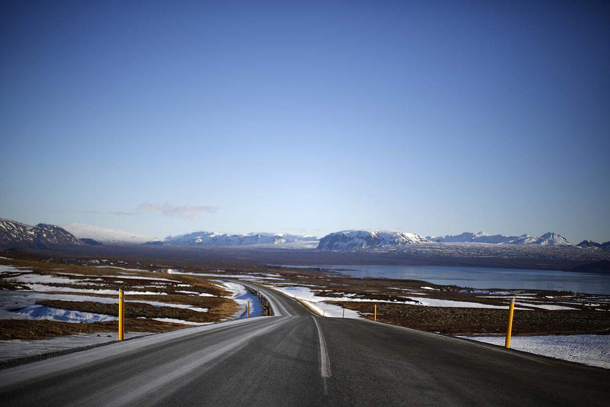 Der Hringvegur ist die wichtigste Route auf Island, daher trägt sie auch die Nummer 1. Die 1500 Kilometer lange Ringstraße ist eine gute Richtschnur für eine Autowanderung rund um die Insel. Bis auf wenige Ausnahmen ist sie in sehr gutem Zustand, Geländewagen ist keiner nötig.