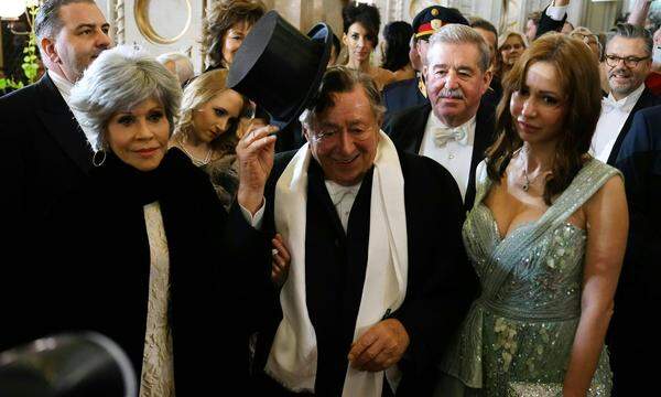 Hier Jane Fonda, Richard Lugner und Elisabeth Schmidt bei der Ankunft in der Wiener Staatsoper.