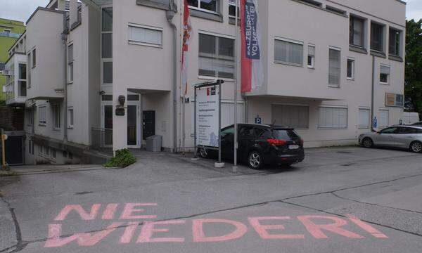 &quot;Nie wieder&quot; vor der ÖVP-Zentrale in Salzburg.