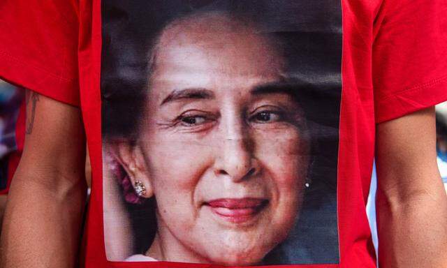 Ikone der Demokratie: Ein Fan trägt ein T-Shirt mit dem Foto der Friedensnobelpreisträgerin Aung San Suu Kyi.