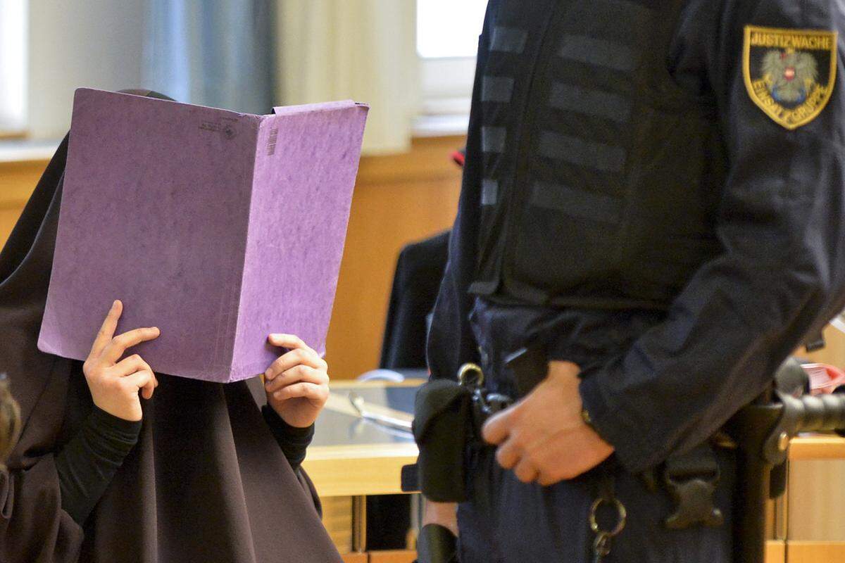Eine 16-Jährige aus Wien und ein 18-Jähriger aus Tschetschenien standen im Mai in Wien vor Gericht: Sie sollen versucht haben, sich per Bus in die Türkei und dann in die IS-Gebiete durchzuschlagen, unterhielten Internetkontakte zu Oliver N. Die beiden wurden im Zeifel freigesprochen.
