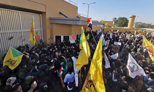 Irakische Demonstranten vor der US-Botschaft in Bagdad.