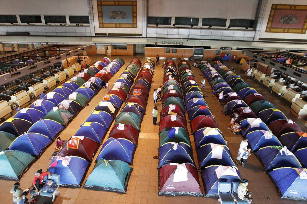 Am Don Mueang International Airport in Bangkok wurde die Abflughalle in ein Evakuierungszentrum umgewandelt.