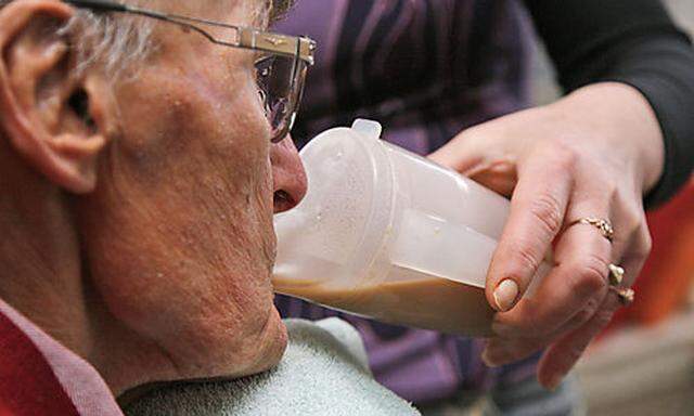 ** ARCHIV ** Ein Pflegebeduerftiger wird am 21. Januar 2008 in Euskirchen bei Koeln von einer Altenpf