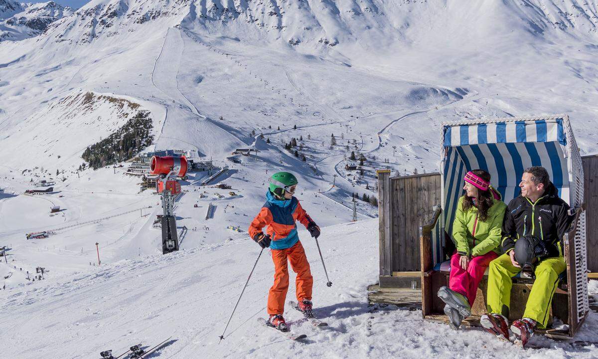 Wir nähern uns den besten Platzierungen. Das Tiroler Skigebiet Serfaus-Fiss-Ladis ist besonders bei Familien beliebt. Egal ob Murmlikrippe oder Bertas Kindergarten, wer Betreuung für die Kleinen braucht, findet hier eine gute Auswahl.