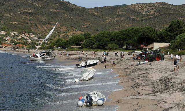 Der Strum spülte einige Boote an Land.