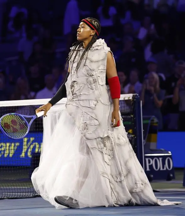 Naomi Osaka verteidigt in New York ihren Ruf als Modekönigin der Courts und zeigt sich milde mit Content Creators. 