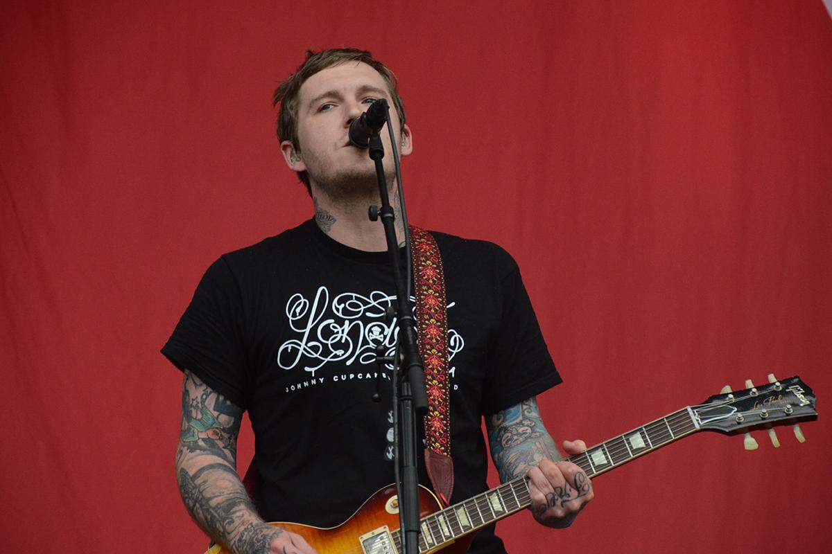 Auf der Red Stage hatten The Gaslight Anthem gerade ihren vierten Song angestimmt, da musste das Konzert schon abgebrochen werden. "I'm sorry, there is a weather coming", sagte Sänger Brian Fallon. "I can't do my job". Seinen Job - auf der Bühne zu stehen - durfte er an diesem Sonntag nicht mehr ausüben. Der Auftritt wurde nicht nachgeholt.