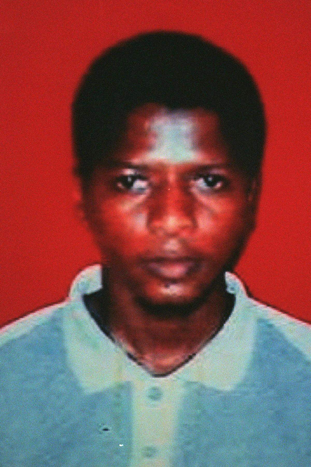 Im Juni 2009 - sieben Jahre nach der Errichtung des Lagers - wurde Ahmed Ghailani als erster Guantanamo-Häftling zu einem zivilen Gerichtsverfahren in die USA gebracht. Ghailani galt als einer der 14 "High value"-Gefangenen, die 2006 nach Guantanamo gebracht wurden. Der mutmaßliche al-Qaida-Terrorist soll eine Hauptrolle bei den Terroranschlägen auf die US-Botschaften in Kenia und Tansania 1998 gespielt haben.