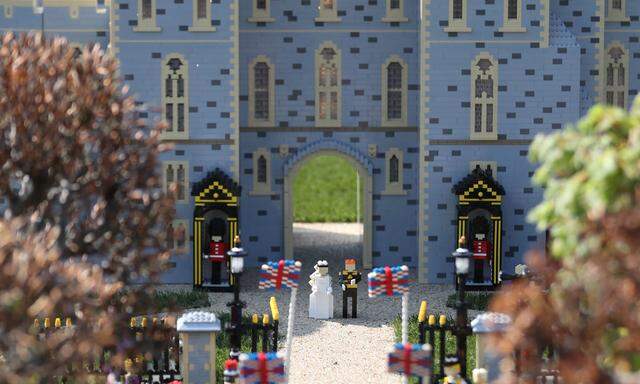 Legoland stellte auch die Hochzeit von Prinz Harry und Meghan Markle nach. Anleger sollten sich lieber den Konzern hinter Legoland ansehen.